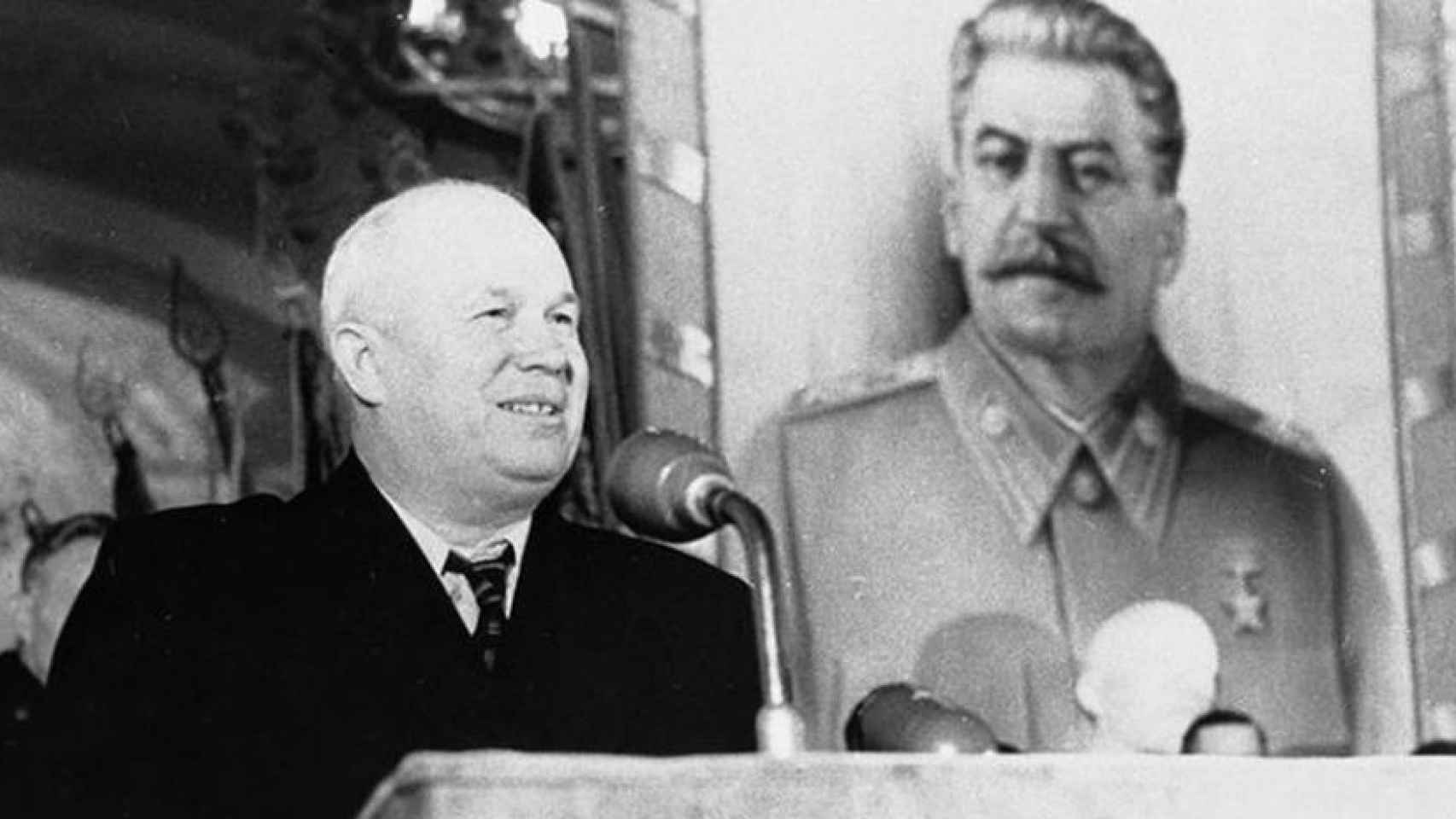 El presidente Nikita Kruschev en un discurso bajo el retrato de Stalin.