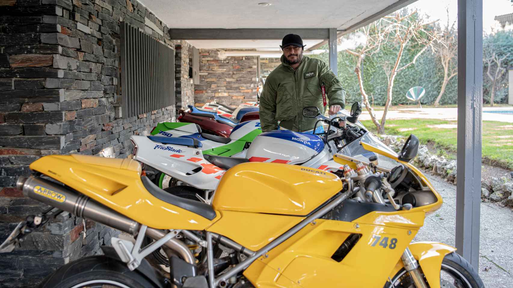 Dj Nano posa con su colección de motos.