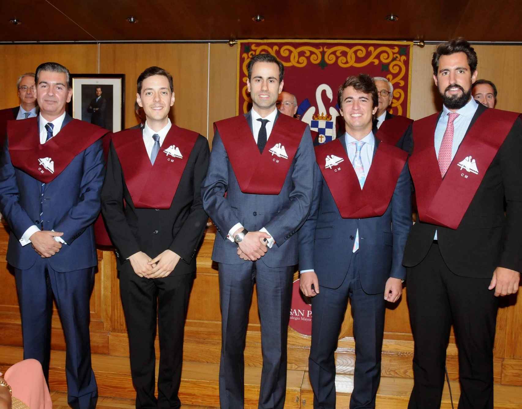 El candidato de Vox a presidente de Castilla y León (primero por la derecha) cuando fue homenajeado por su colegio mayor.