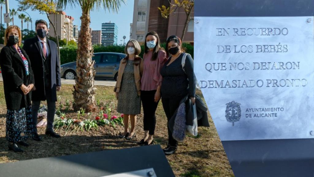 Un momento del acto de este viernes; a la derecha, la placa conmemorativa.