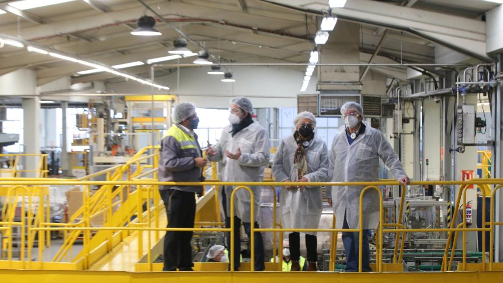 Alfonso Fernández Mañueco en su visita de hoy a la empresa Verescence, en la localidad segoviana de La Granja de San Ildefonso