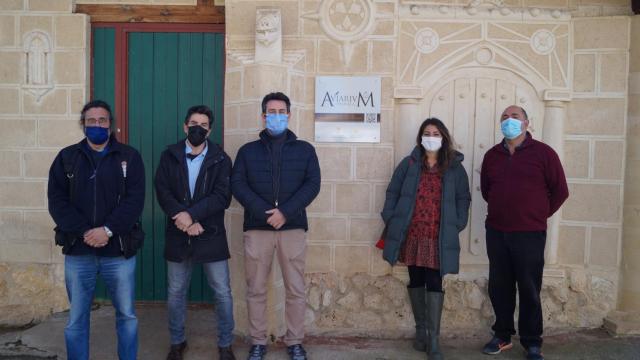 Corporación municipal y arqueólogos en el proyecto Aviarivm