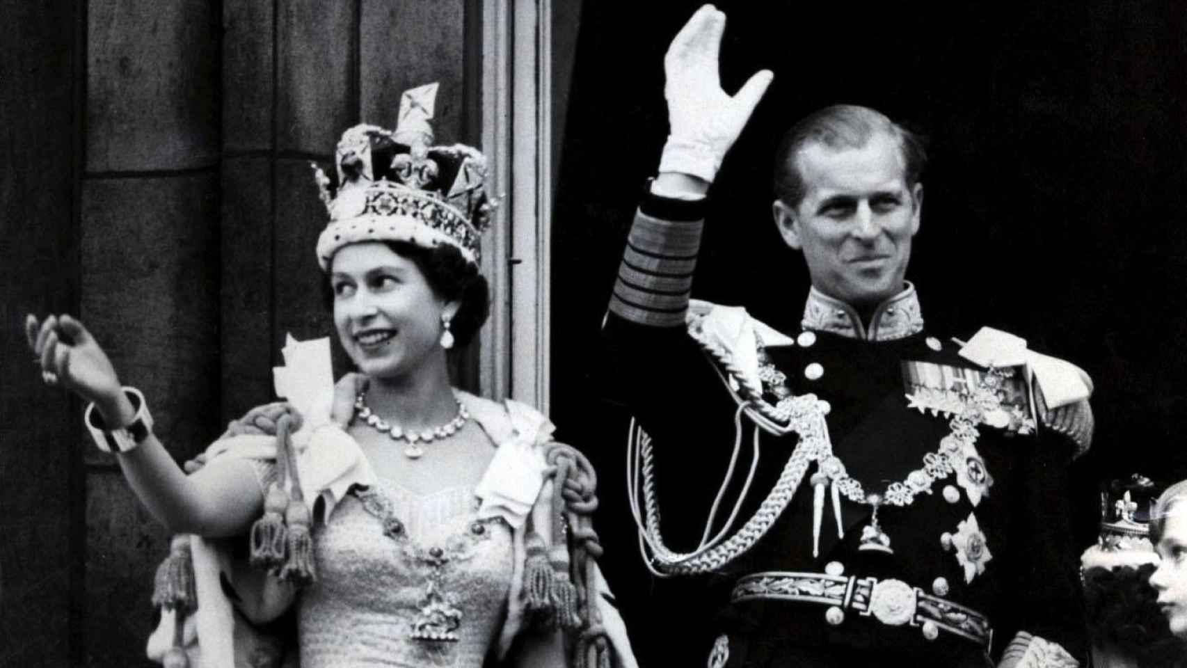 Isabel II junto al duque de Edimburgo el día de su coronación.