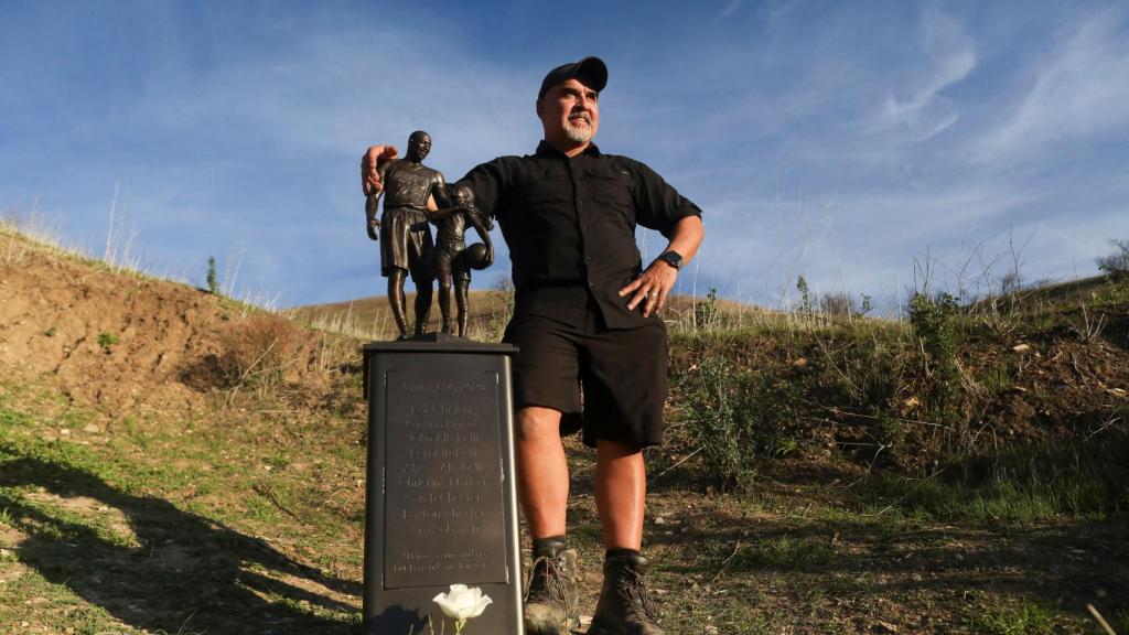 Dan Medina junto a su estatua de Kobe Bryant y su hija Gianna