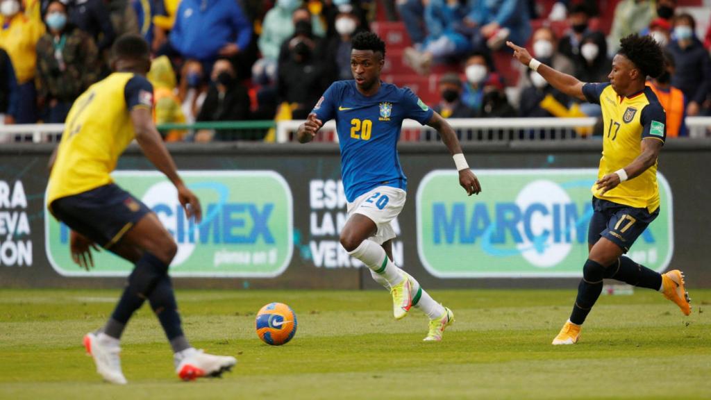 Vinicius controlando el balón durante un partido de Brasil