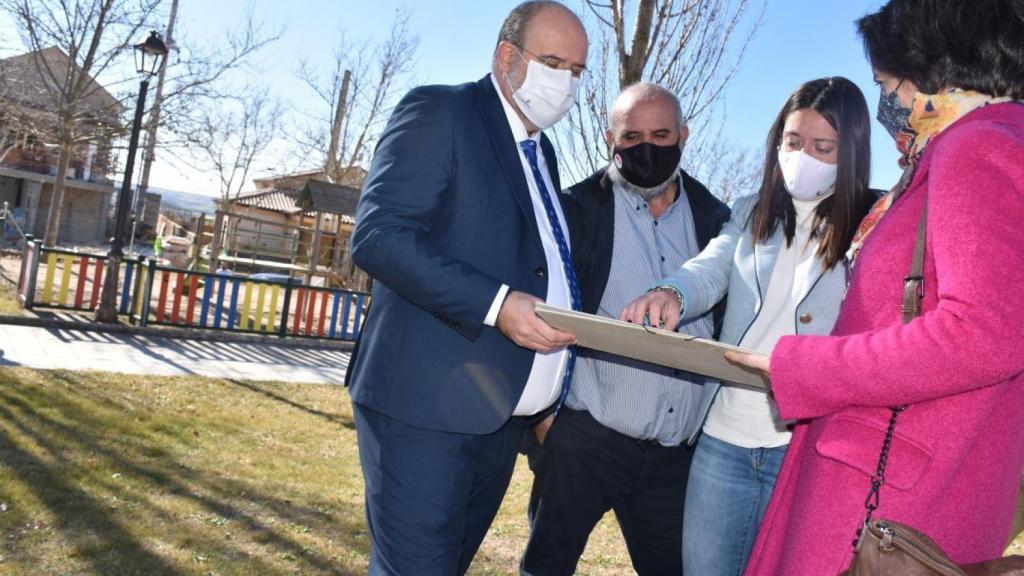 Visita del vicepresidente regional, José Luis Martínez Guijarro, y la consejera de Bienestar Social, Bárbara García Torijano, a San Lorenzo de La Parrilla (Cuenca)