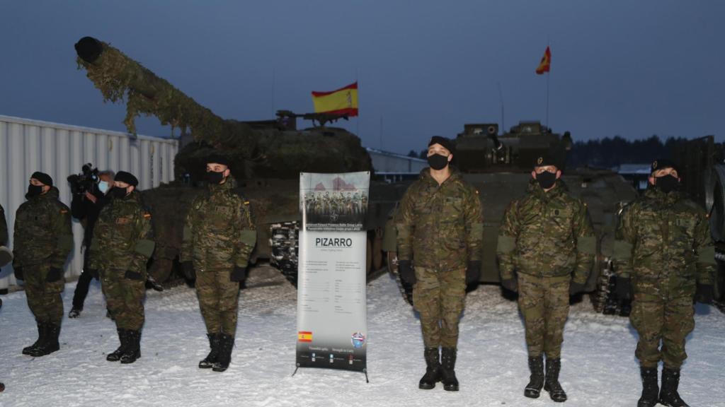 Efectivos españoles custodian los carros de combate Pizarro.