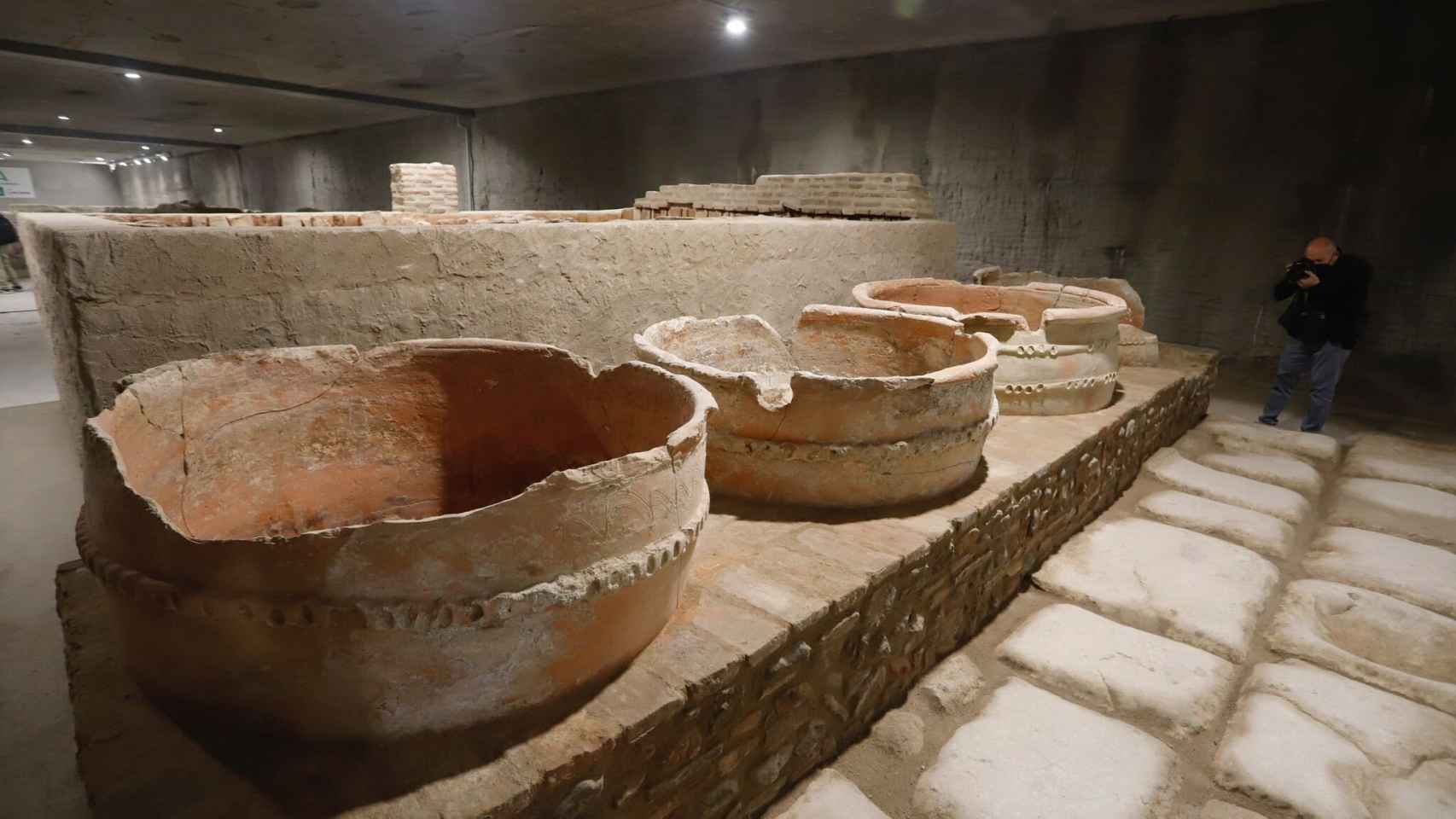 Fotografía de vasijas de una antigua curtiduría encontrada en el trazado del Metro de Málaga.