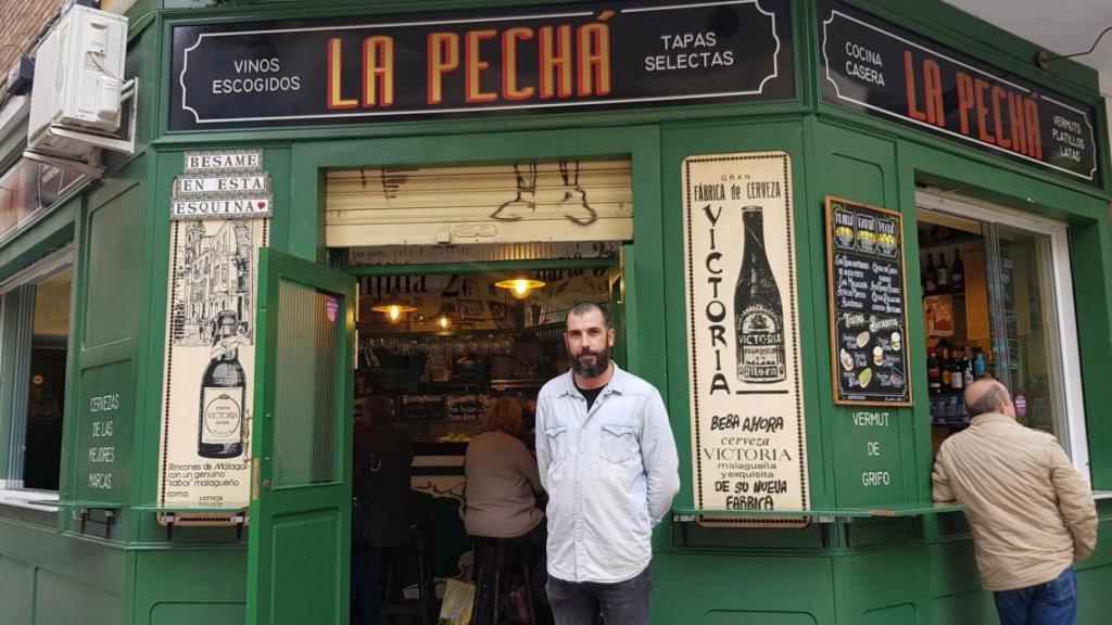 Raúl Nieto en la entrada de la taberna 'La pechá'.