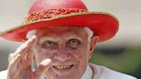 El Papa emérito, Benedicto XVI, con su sombrero saturno.