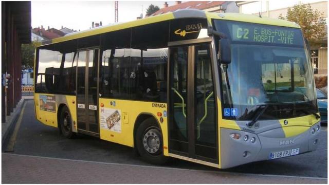 Un autobús urbano de Santiago, de Tralusa.