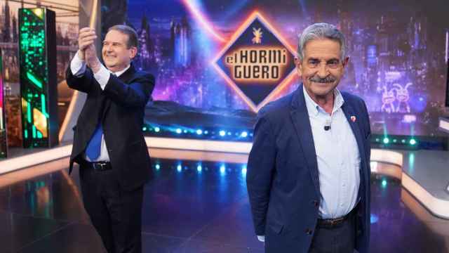 Abel Caballero y Miguel Ángel Revilla saludan al público de El Hormiguero.