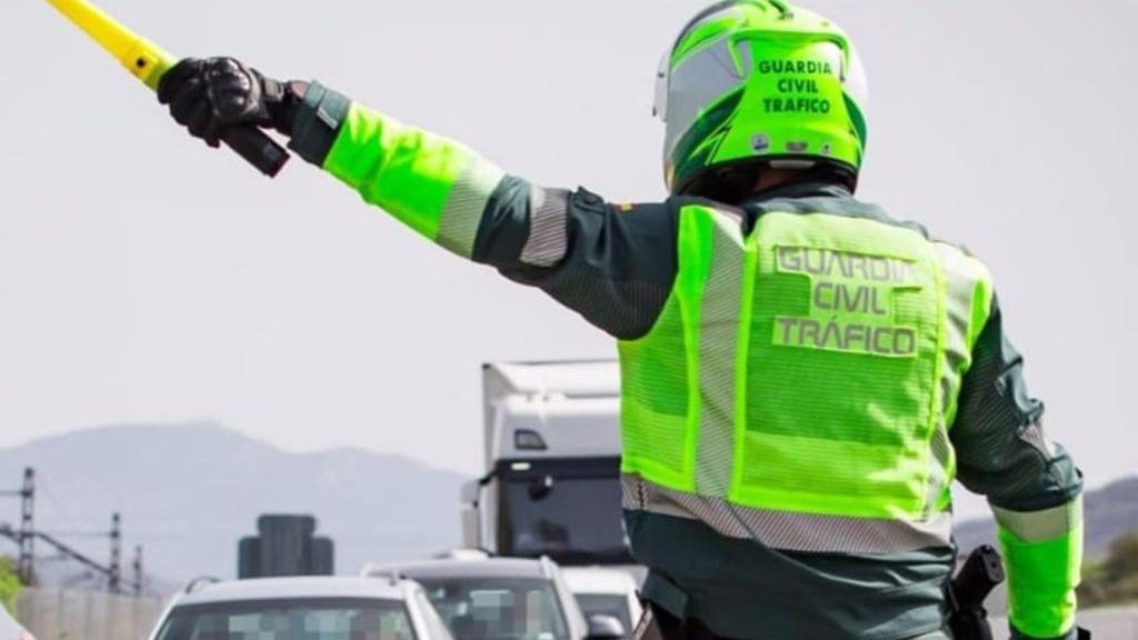 Agente de la Guardia Civil de  tráfico.