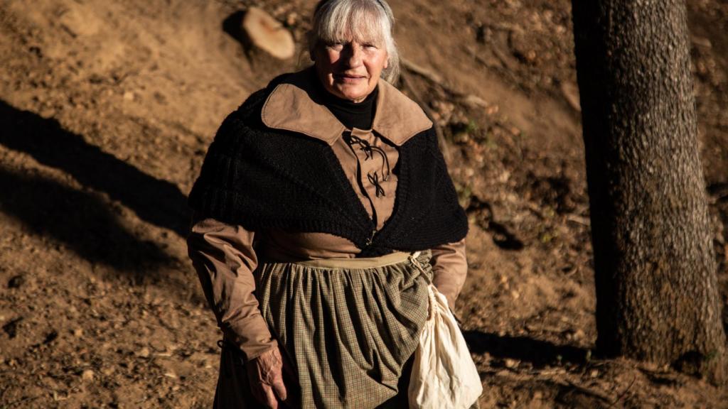 María Serra, vestida de María Joaneta, en el Mirador de les Bruixes.