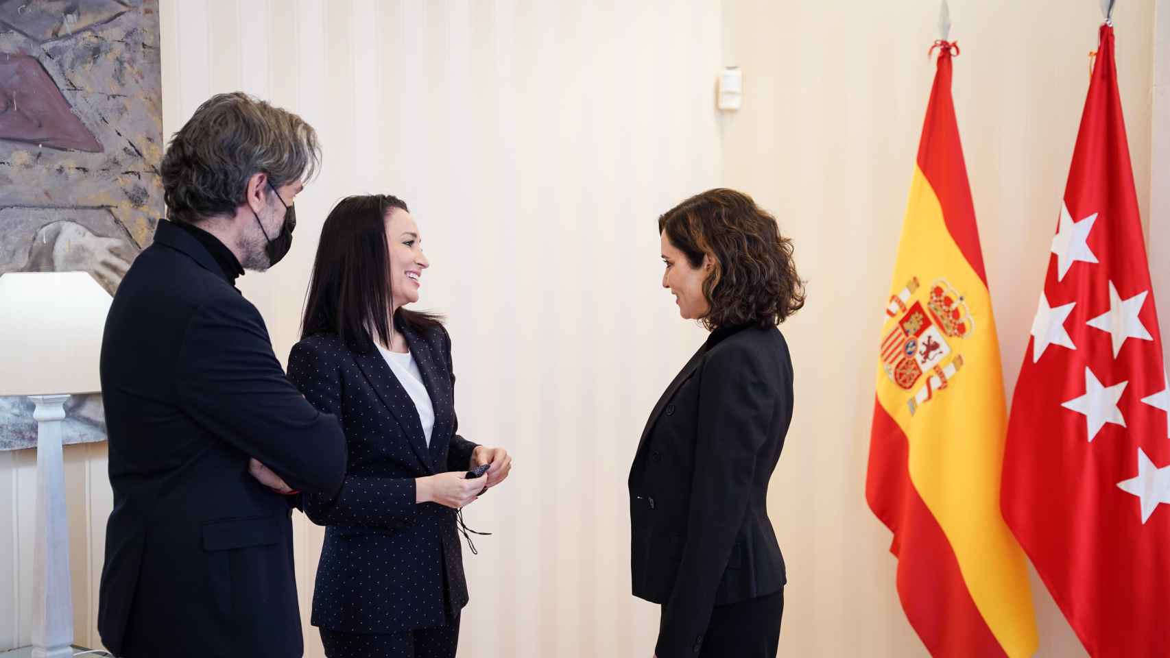 Rubén Fernández-Costa y Cruz Sánchez de Lara conversan con Isabel Díaz Ayuso.