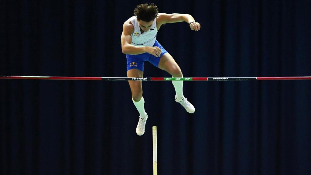 Armand Duplantis durante un salto en el World Tour de Karlsruhe 2022