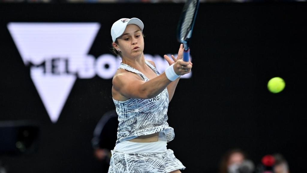 Ashleigh Barty golpea una derecha en el Abierto de Australia 2022