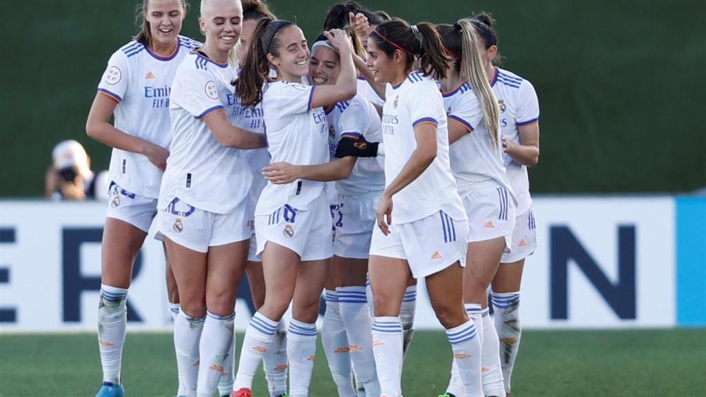 Las jugadoras del Real Madrid Femenino celebran su gol