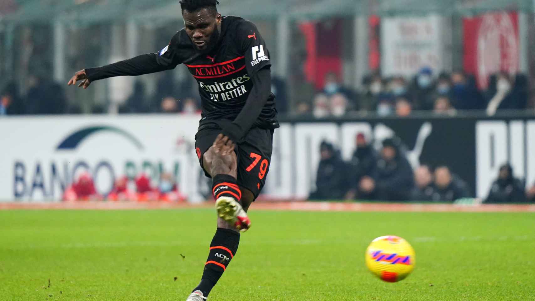 Franck Kessié ejecuta un lanzamiento en un partido con el AC Milan