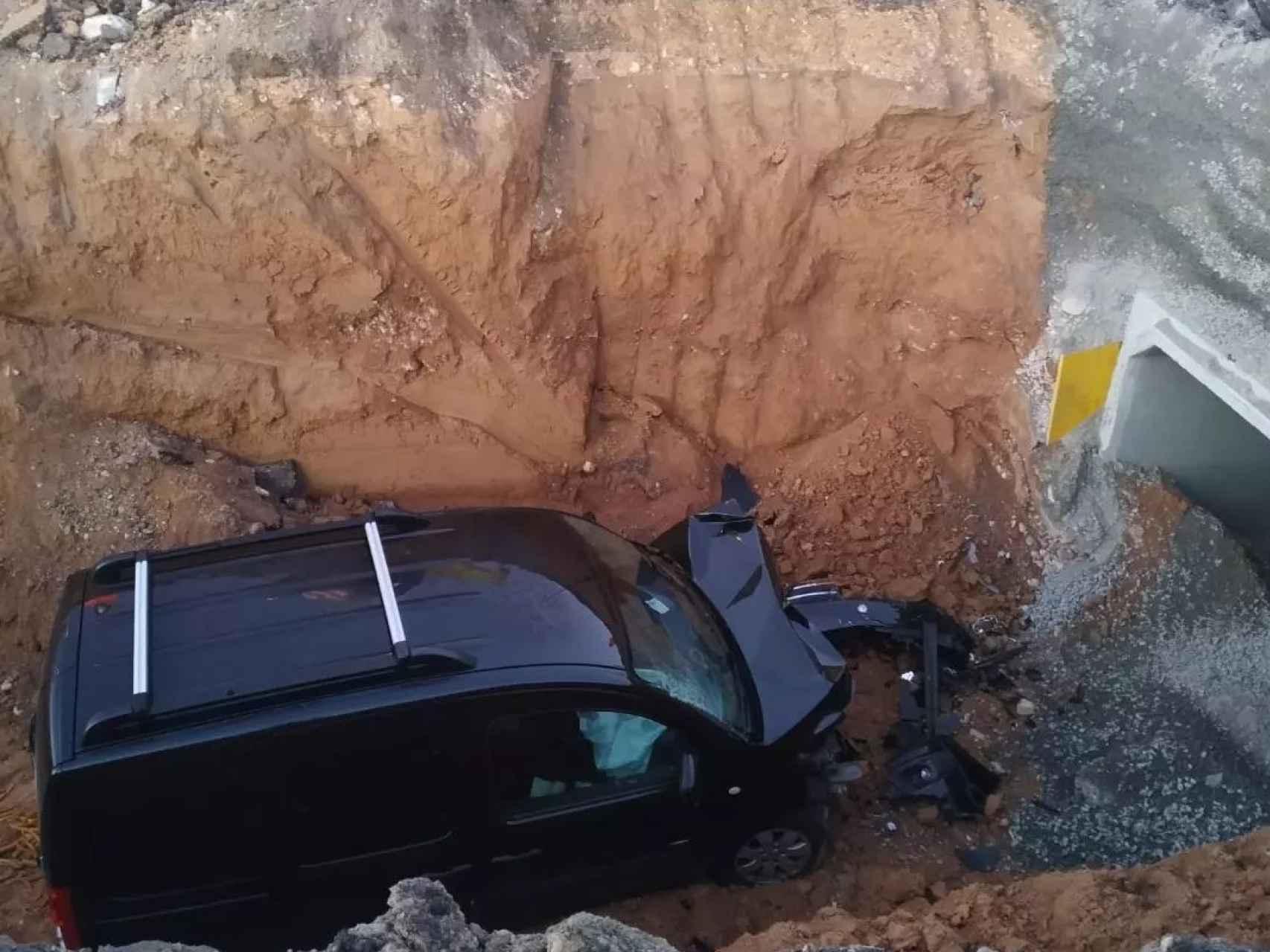 Rescatan a una mujer que ha caído con su coche en una zanja de la carretera del Polígono de Toledo