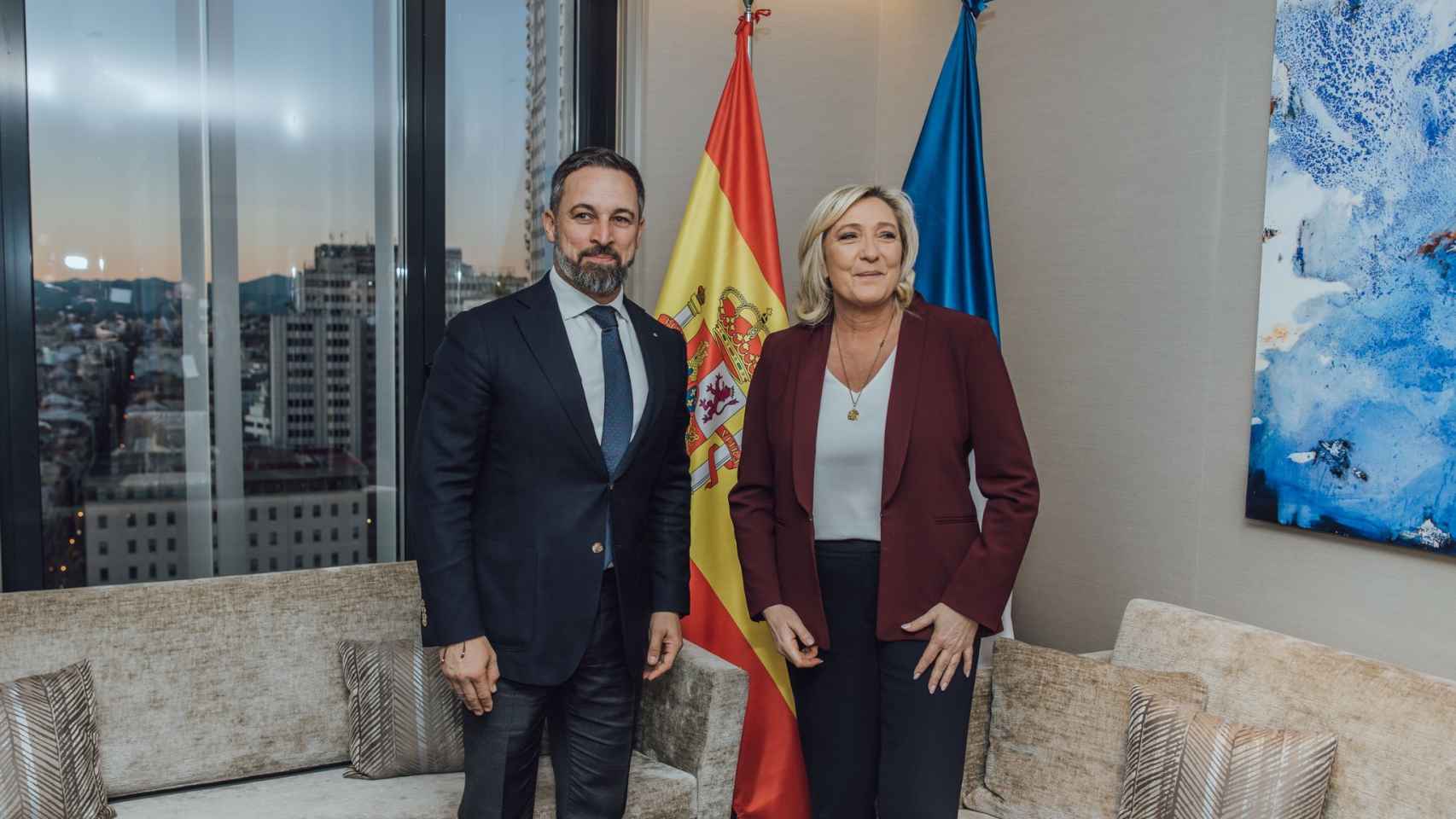 Santiago Abascal (Vox, España) saluda a Marine Le Pen (Reagrupamiento Nacional, Francia).
