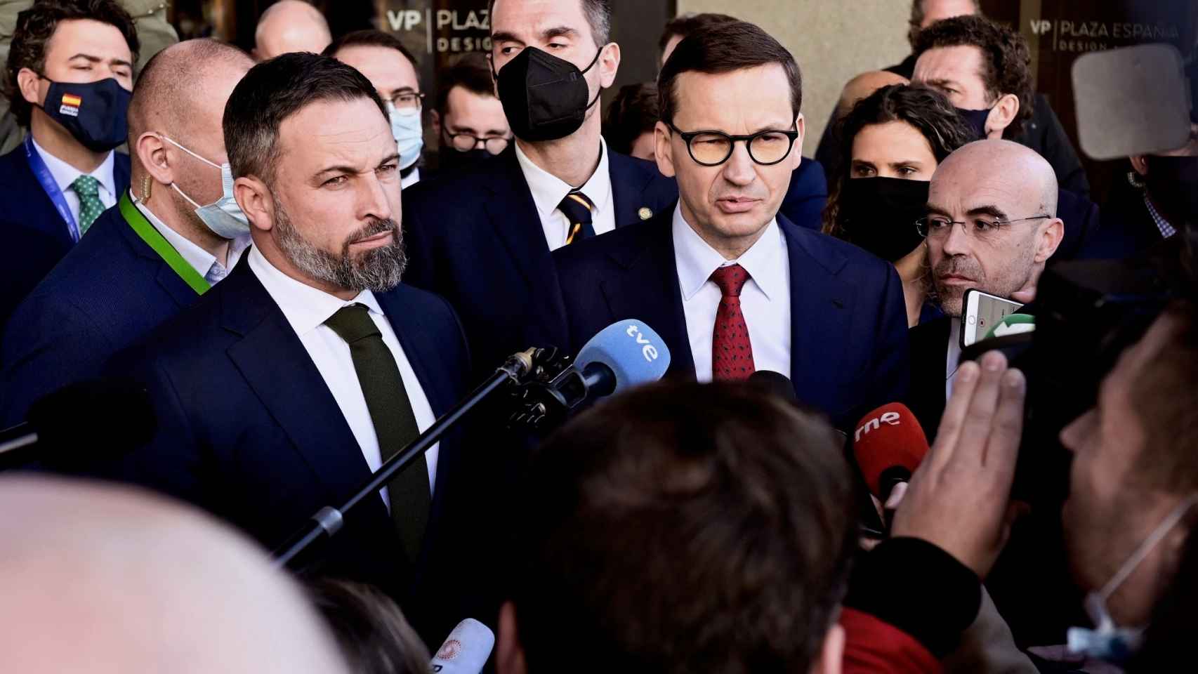 Santiago Abascal, junto al primer ministro polaco, Mateusz Morawiecki, en la cumbre de los partidos de extrema derecha.