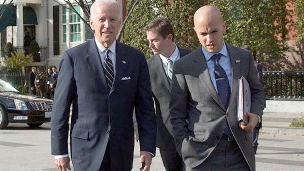 Juan González, director del Hemisferio Occidental del CSN, junto al presidente de EEUU, Joe Biden.