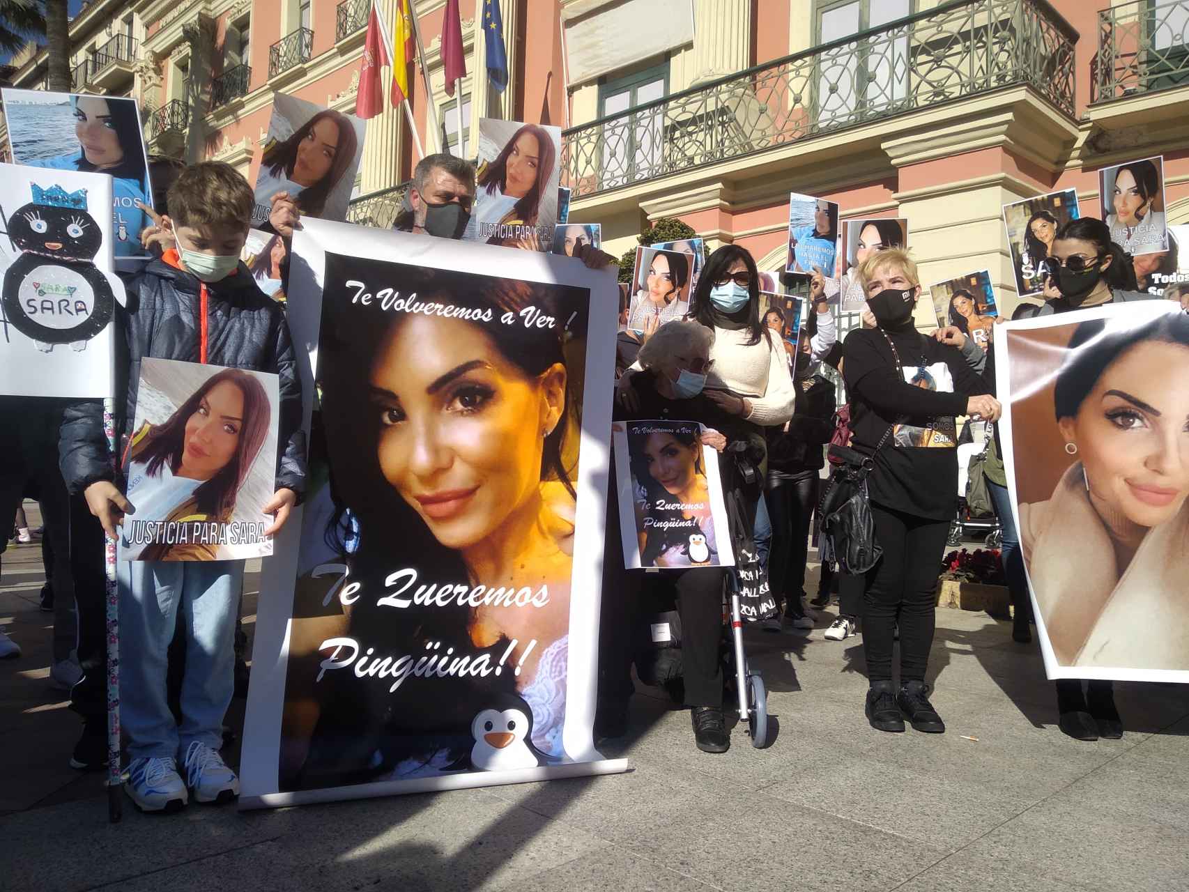 Izan, cabizbajo, este sábado, en la concentración celebrada en Murcia para exigir Justicia por su madre, Sara Gómez.