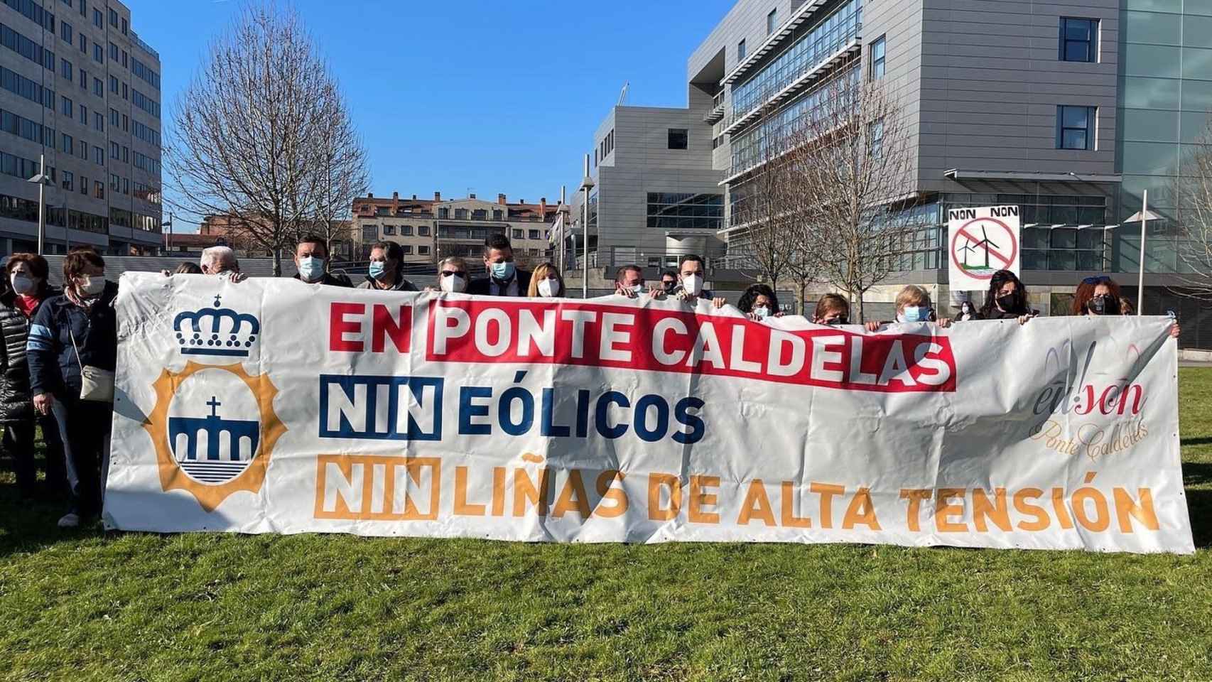 Protesta contra los eólicos ante la delegación de la Xunta en Pontevedra.