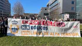 Protesta contra los eólicos ante la delegación de la Xunta en Pontevedra.
