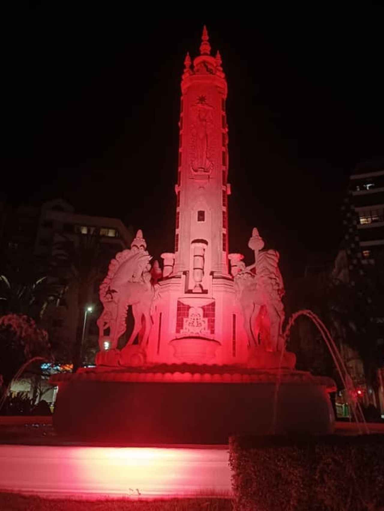 La plaza de Lucero, iluminada de rojo carmesí, este pasado sábado.