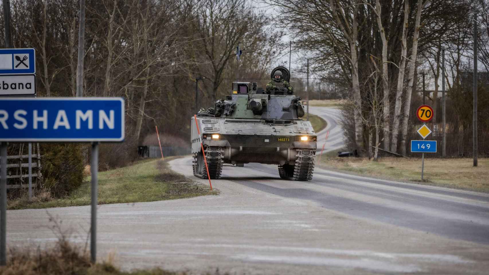 Un tanque patrulla por la isla sueca de Gotland.