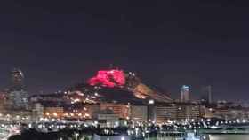 El castillo, iluminado de rojo carmesí, este pasado sábado en una imagen subida por el alcalde, Luis Barcala.
