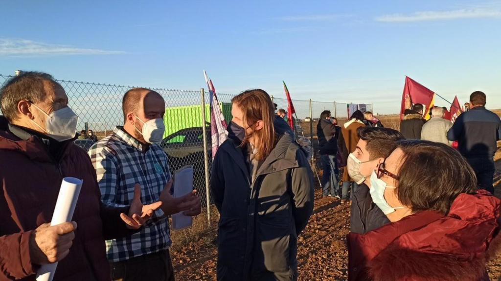 Unidas Podemos en los terrenos de la biorrefinería de Barcial del Barco