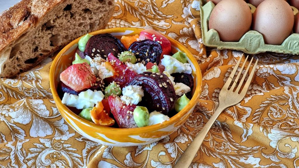 Ensalada de remolacha asada y nabo con aguacate y huevo, una ensalada de invierno