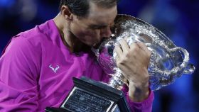 Rafael Nadal besa la copa que le acredita como campeón del Abierto de Australia 2022