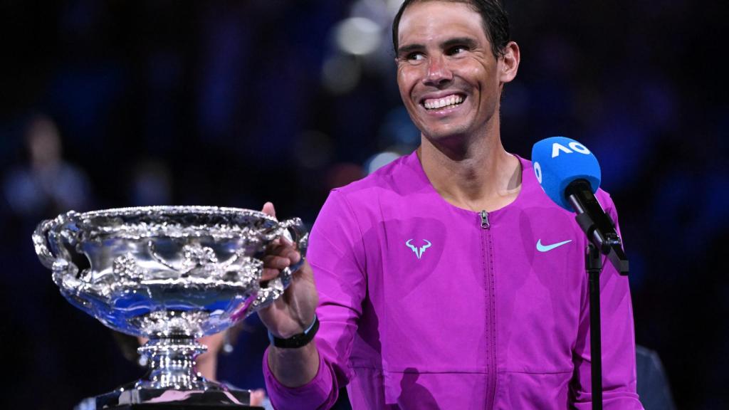 Rafael Nadal agradece los ánimos al público del Abierto de Australia junto al trofeo de campeón