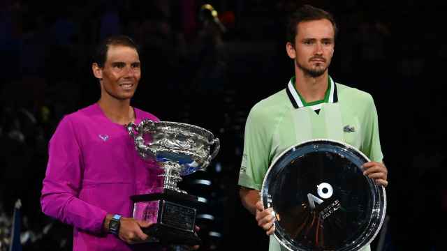 Rafael Nadal y Daniil Medvedev, en la ceremonia de premios del Open de Australia 2022.