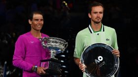 Rafael Nadal y Daniil Medvedev, en la ceremonia de premios del Open de Australia 2022.