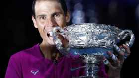 Rafael Nadal muerde el trofeo de campeón del Abierto de Australia 2022
