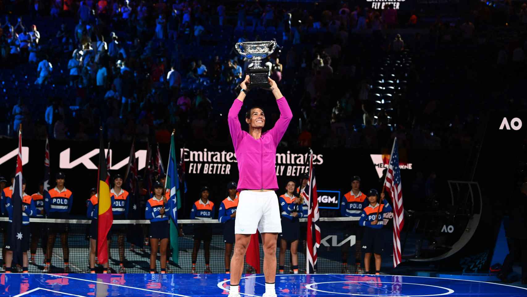 Rafael Nadal, con el trofeo del Abierto de Australia 2022