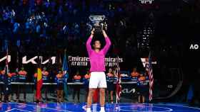 Rafael Nadal, con el trofeo del Abierto de Australia 2022