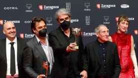Fernando León de Aranoa y Javier Bardem con sus premios. Foto: EFE/ Javier Belver