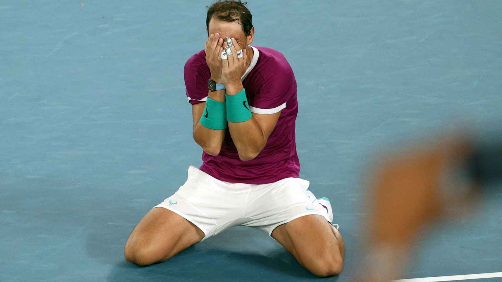 Rafa Nadal, llorando después de ganar el Open de Australia 2022