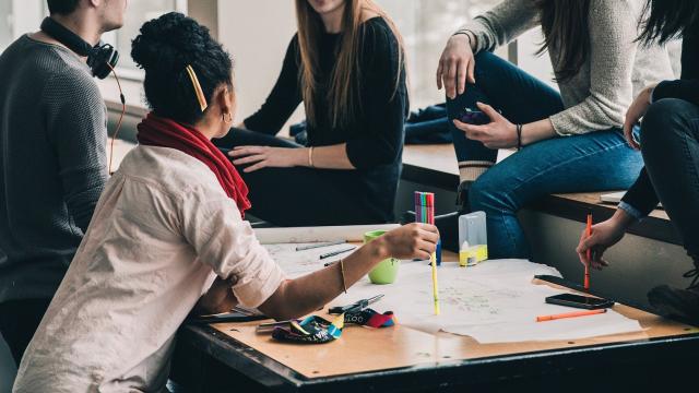 La adolescencia y, en concreto, los 15 años es el punto clave para despertar o desterrar las vocaciones STEM en las jóvenes.