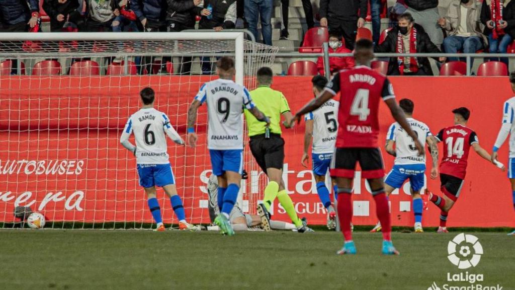 Los jugadores del Málaga CF atienden al primer gol de Brugué.