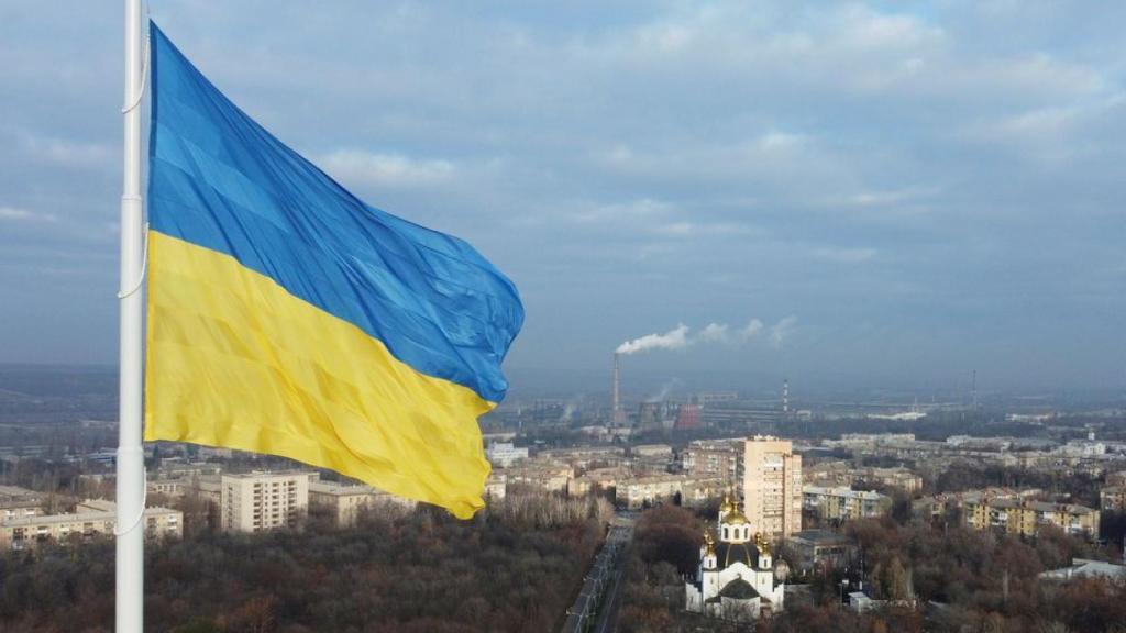 La bandera ucraniana ondeando en Kramatorsk, Ucrania.