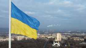 La bandera ucraniana ondeando en Kramatorsk, Ucrania.