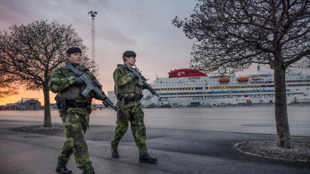 Dos soldados suecos en la isla de Gotland.