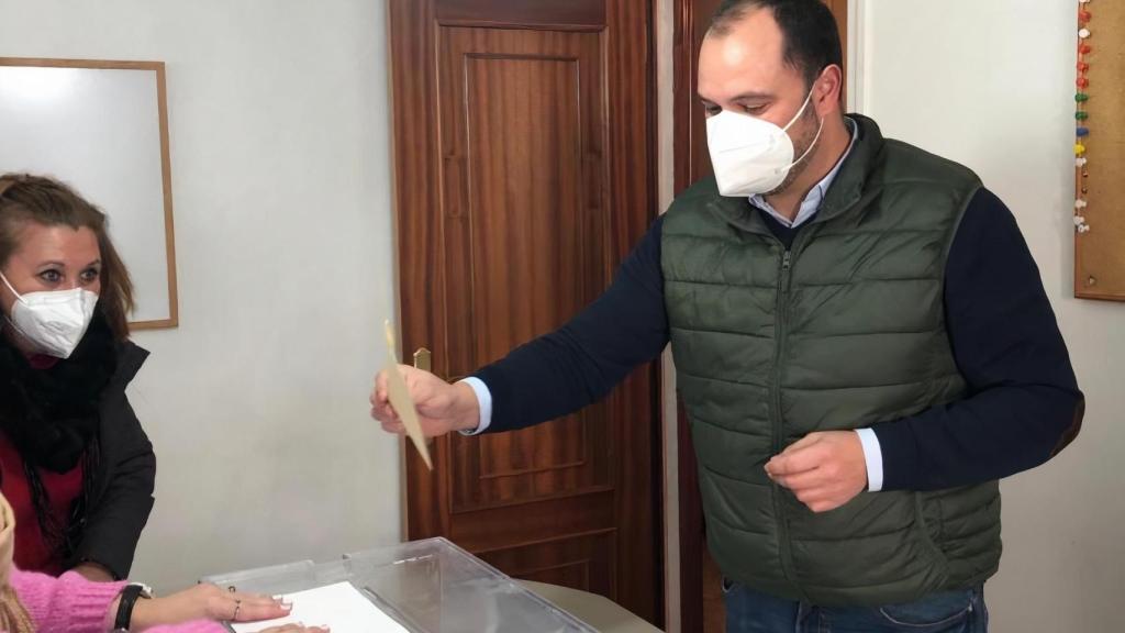 Bernardo Fernández durante la entrega de su voto esta mañana.